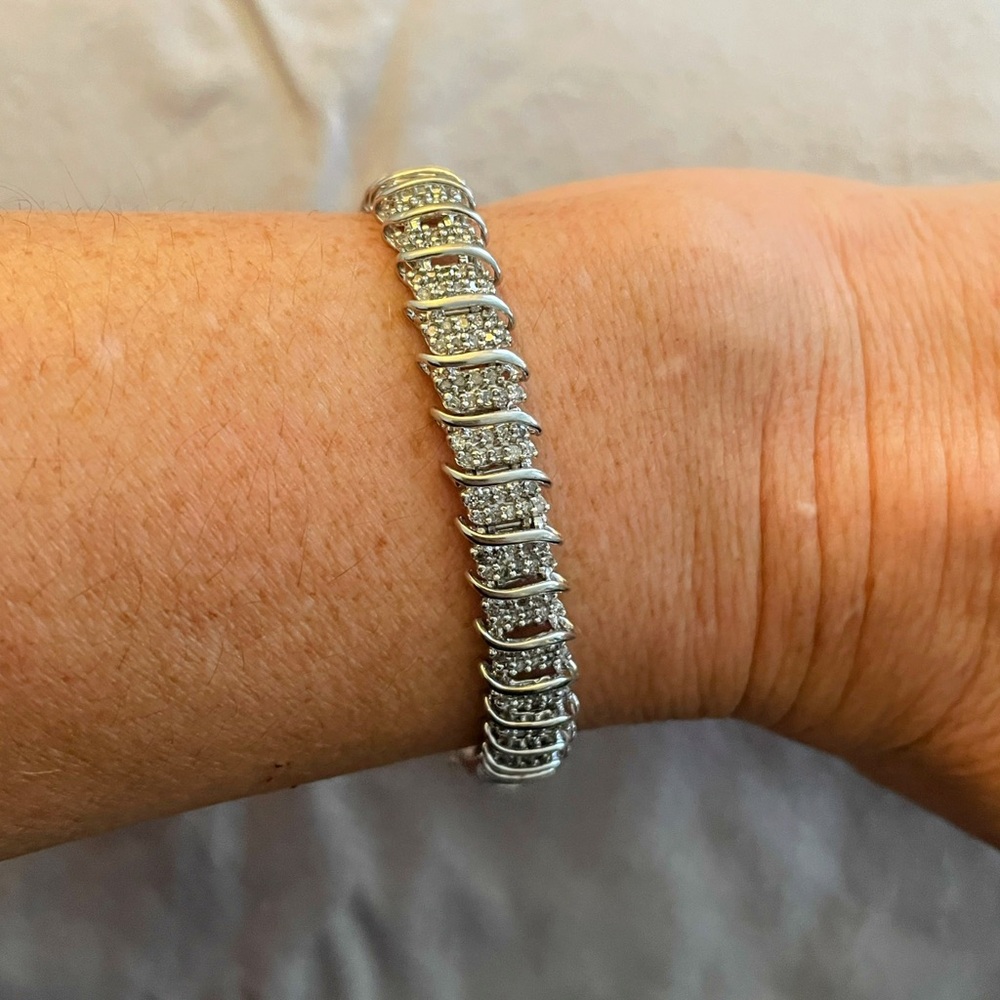 10k white gold diamond tennis bracelet.